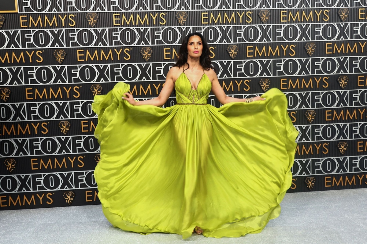 Người dẫn chương trình truyền hình Padma Lakshmi xuất hiện trong bộ váy nữ thần màu xanh neon của nhãn hiệu Marchesa ở New York.