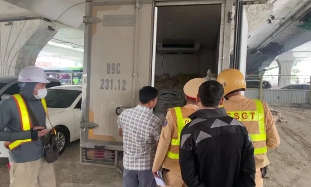 Ngày 02/1 Đội CSGT đường bộ số 6, Phòng CSGT – CAHN phát hiện và chặn giữ hơn 1 tấn mỡ lợn bốc mùi hôi thối đang trên đường đi tiêu thụ