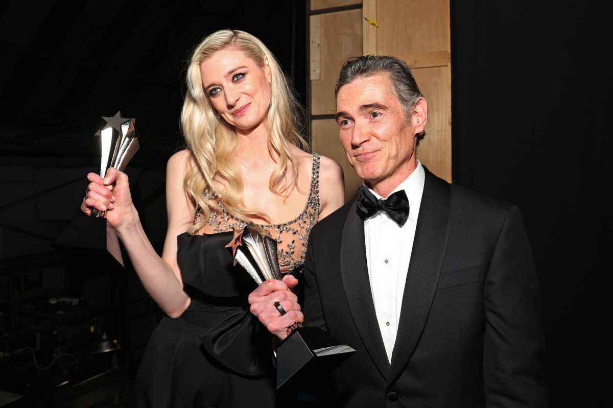 Elizabeth Debicki và Billy Crudup lần lượt giữ giải nữ diễn viên phụ xuất sắc nhất và nam diễn viên phụ xuất sắc nhất trong phim truyền hình dài tập. 