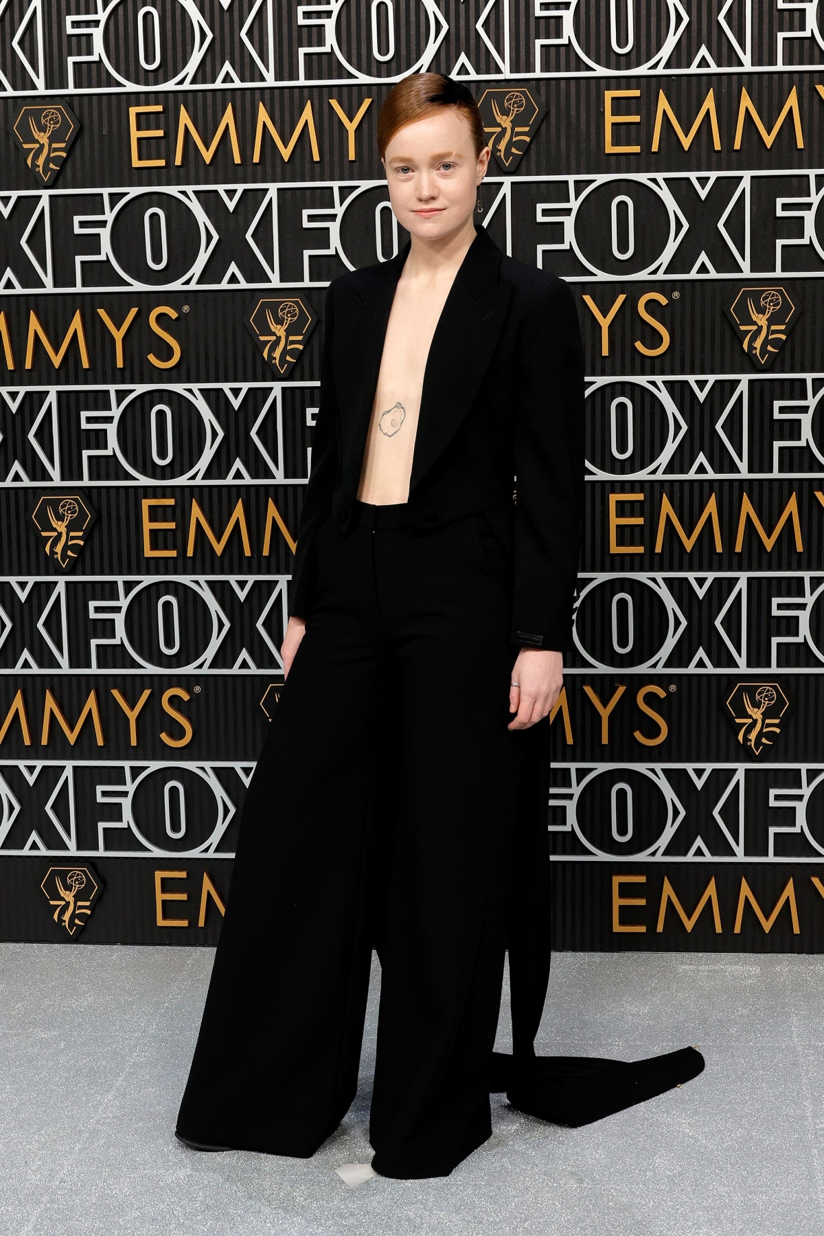 Ngôi sao của "Yellowjackets" Liv Hewson khoe hình xăm con hàu ngọc trai.