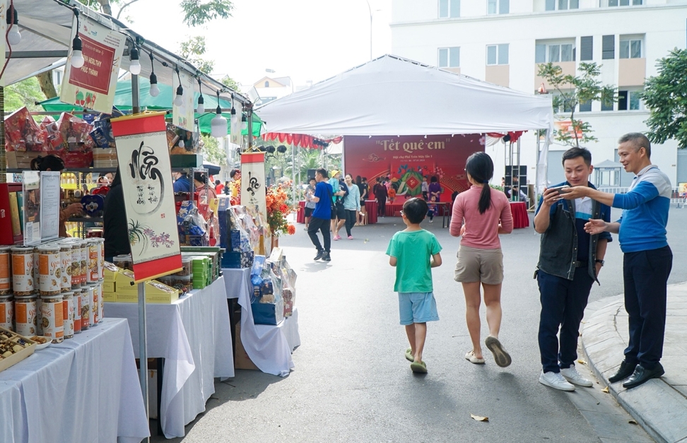 Hội chợ “Tết quê em” diễn ra tại đường nội khu Eurowindow River Park