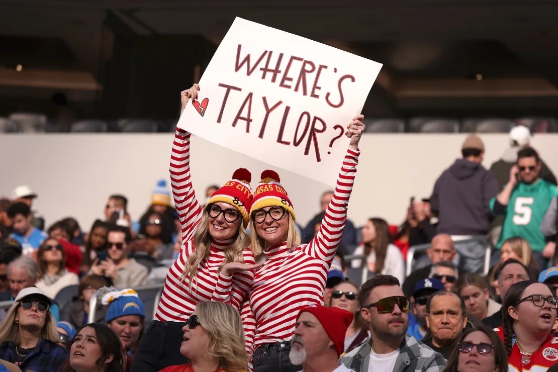 Người hâm mộ tại trận đấu của Kansas City Chiefs chỉ quan tâm đến việc Taylor Swift có đến xem bạn trai Travis Kelce thi đấu hay không.