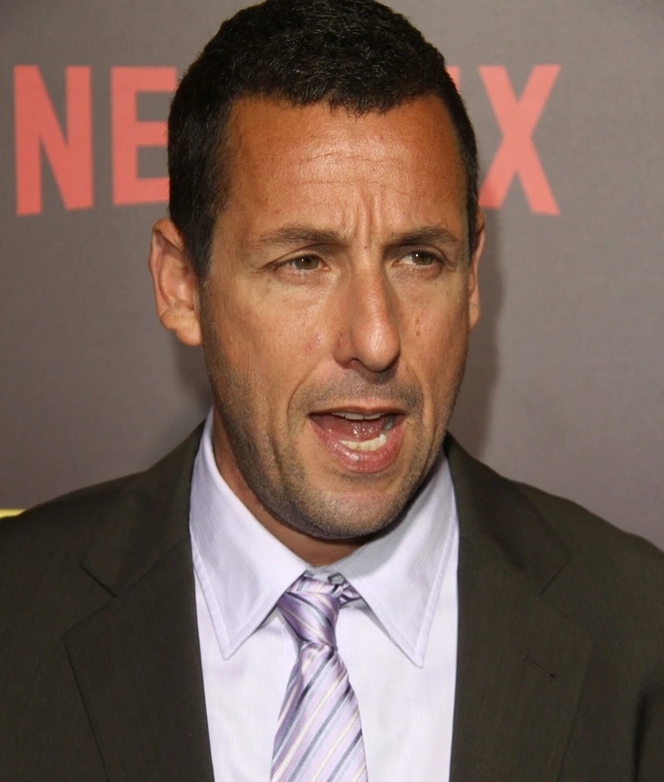 Adam Sandler có bằng cử nhân diễn xuất, như một cam kết trau dồi kỹ năng của mình ngoài sự nghiệp thành công trong lĩnh vực hài kịch. Nền tảng giáo dục này cũng thể hiện sự cống hiến của anh đối với nghệ thuật biểu diễn và mong muốn phát triển một cách vững chắc. Tấm bằng như một minh chứng cho tài năng đa diện và quyết tâm vượt trội trong thế giới diễn xuất của anh.