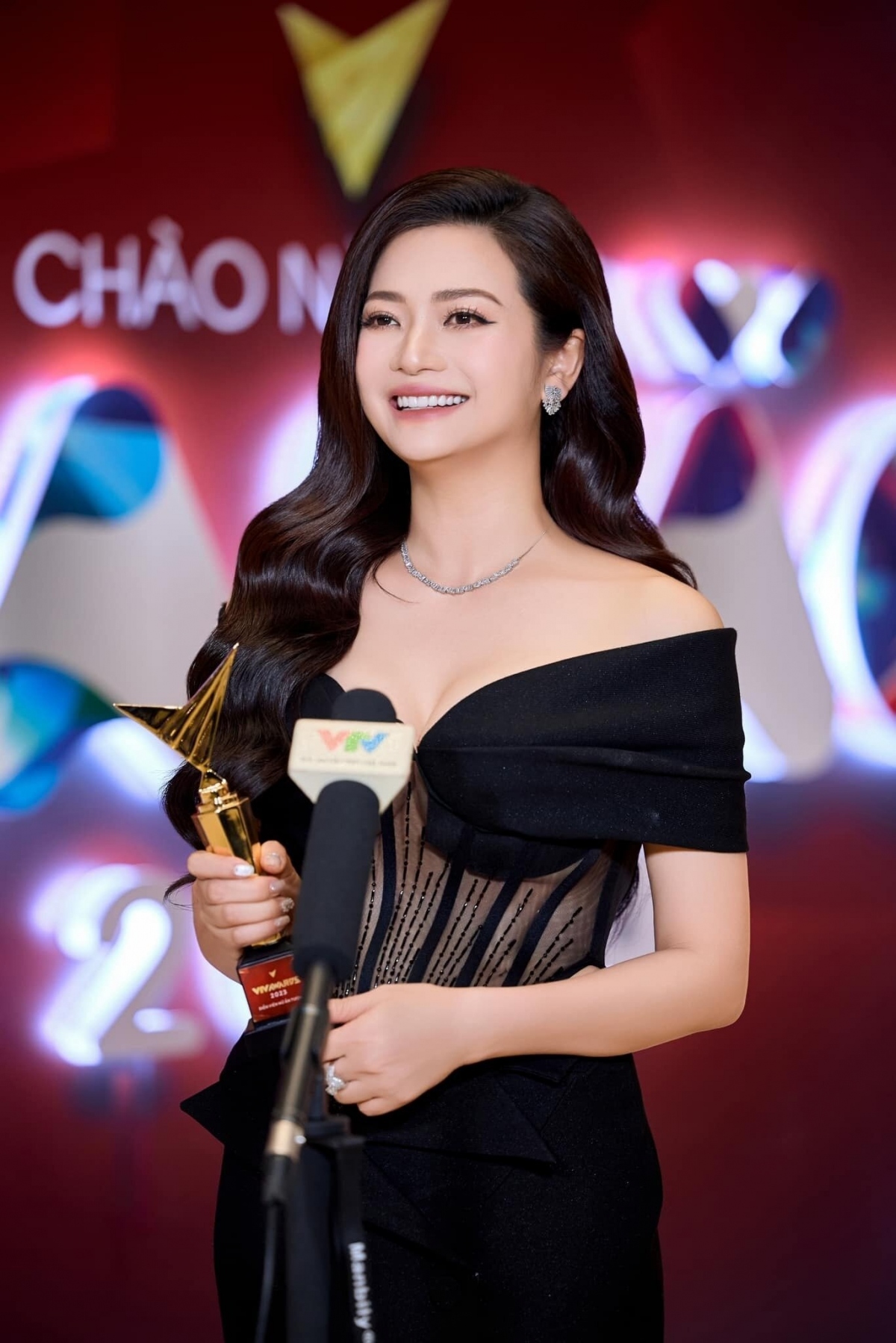 Sau lễ trao giải VTV Awards 2023, không ít khán giả yêu mến phim truyền hình Việt cảm thấy khó hiểu khi bộ phim Gia đình mình vui bất thình lình “vượt mặt” Cuộc đời vẫn đẹp sao, giành cả giải Phim truyền hình ấn tượng và Diễn viên nữ ấn tượng. Người thắng giải Diễn viên nữ ấn tượng không phải những cái tên “nhẵn mặt” trên sóng truyền hình như Lan Phương, Thanh Hương, Khả Ngân mà lại là Kiều Anh, người mà thời gian gần đây chỉ tham gia phim Gia đình mình vui bất thình lình. Thậm chí, người gây ấn tượng mạnh với hàng loạt vai diễn đa dạng từ ca nương, gái bán hoa, kiều nữ sang chảnh đến người phụ nữ lam lũ có hoàn cảnh éo le như Thanh Hương còn không lọt vào top 3 bình chọn Diễn viên nữ ấn tượng. (Theo: VTC News)