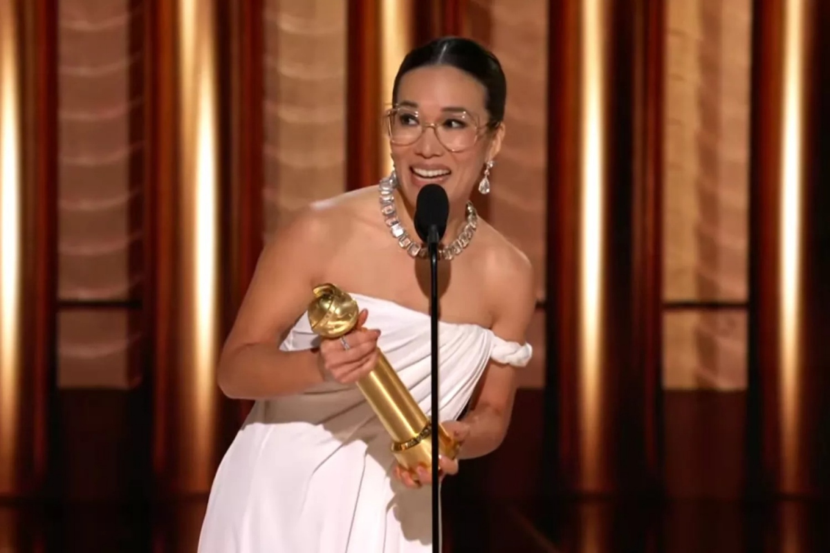 Ali Wong, diễn viên người Mỹ gốc Việt - Trung  vừa thắng giải Quả cầu Vàng cho hạng mục diễn viên nữ diễn viên xuất sắc nhất, thể loại phim truyền hình ngắn nhờ vai diễn thuyết phục trong Beef. Đáng chú ý khi bước lên nhận giải thưởng danh giá, nữ diễn viên đã gửi lời cảm ơn đến chồng cũ: "Tôi thực sự cần phải cảm ơn cha của các con tôi và người bạn thân nhất của tôi, Justin, vì tất cả tình yêu và sự ủng hộ của các bạn. Nhờ có các bạn mà tôi có thể vừa hoàn thành tốt vai trò của một người diễn viên và một người mẹ", Ali Wong nói khi nhận giải.
