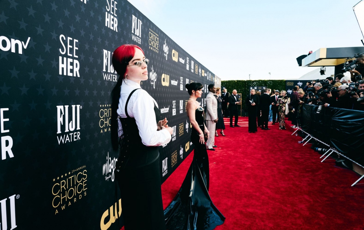 Billie Eilish bước trên thảm đỏ trước buổi trao giải thưởng.