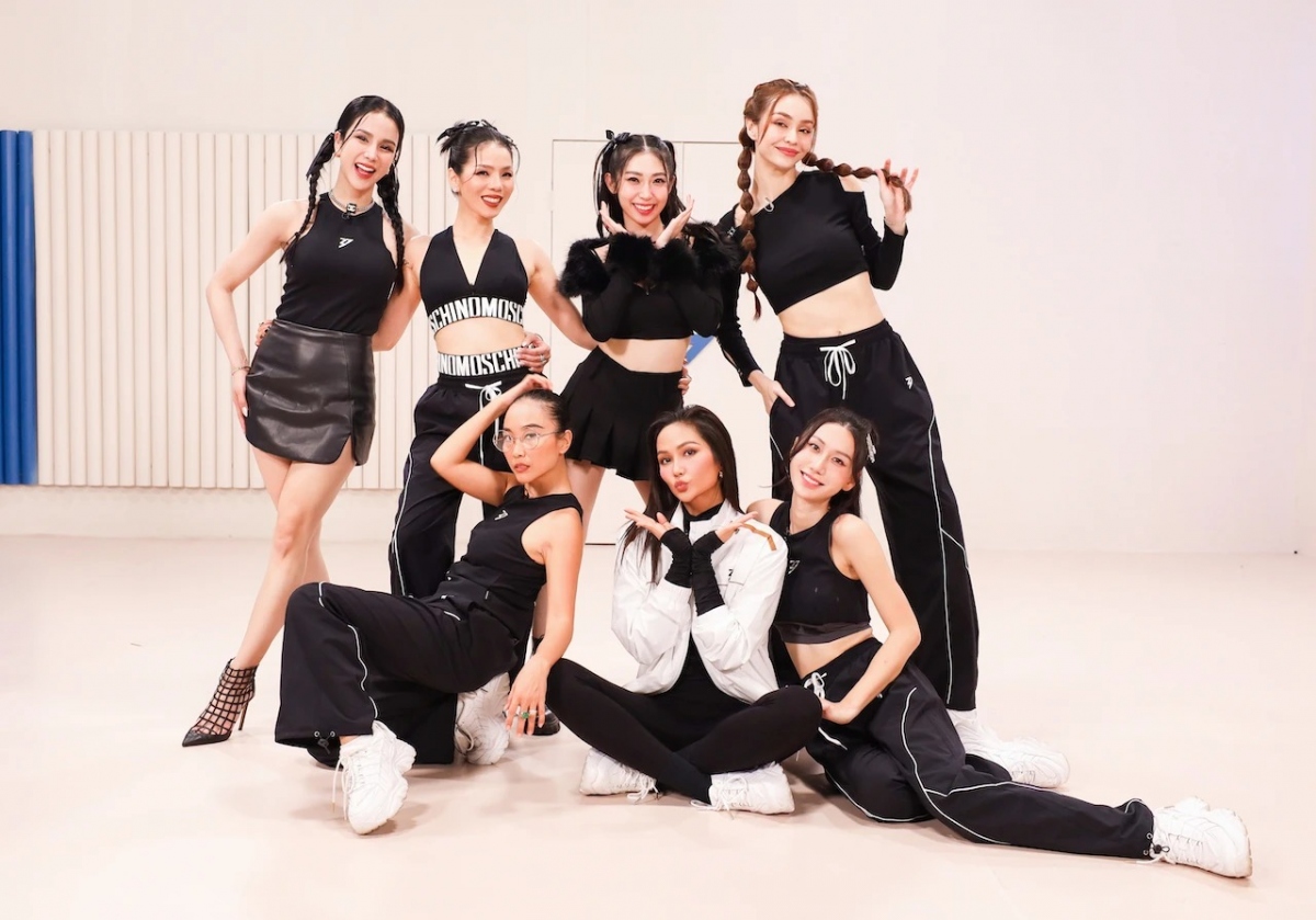 Tâm sự với các đồng nghiệp, Diệp Lâm Anh thẳng thắn chia sẻ vấn đề lớn nhất khiến cô quyết định chấm dứt hôn nhân không phải là việc bị bạn đời phản bội: "Đến một ngày người ta không dành đủ sự tôn trọng cho mình nữa, không còn quan tâm đến cảm xúc của mình, mình có khóc cũng tự lấy khăn giấy lau nước mắt rồi lại ra ôm con. Đó mới là lý do, còn chuyện phản bội tôi có thể tha thứ được". Những chia sẻ thành thật của Diệp Lâm Anh về chuyện đổ vỡ nhận được sự đồng cảm, động viên từ các đồng nghiệp và khiến họ gắn kết, thấu hiểu nhau hơn. (Theo: Thanh Niên)