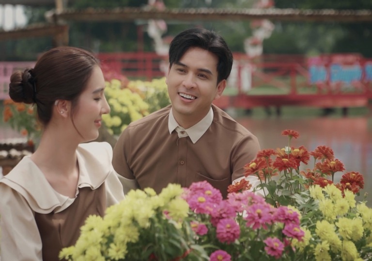 Hồ Quang Hiếu vừa phát hành MV Tết mang tên Điều ước mùa xuân. Trong MV, Hồ Quang Hiếu và bà xã Tuệ Như vào vai đôi vợ chồng trẻ xa quê lên thành phố làm việc. Trong những ngày cuối năm, họ tranh thủ hoàn tất mọi công việc, háo hức về quê sum họp cùng gia đình. Cả hai dự định thực hiện cảnh quay cưỡi trâu để hình ảnh sống động hơn. Tuy nhiên, ca sĩ và vợ bị trâu húc chạy tán loạn nên phải đành bỏ qua cảnh này. “Rất may vợ chồng tôi chạy nhanh nên không bị gì, đó cũng là một kỷ niệm khá hài”, Hồ Quang Hiếu kể. (Theo: Vietnamnet)
