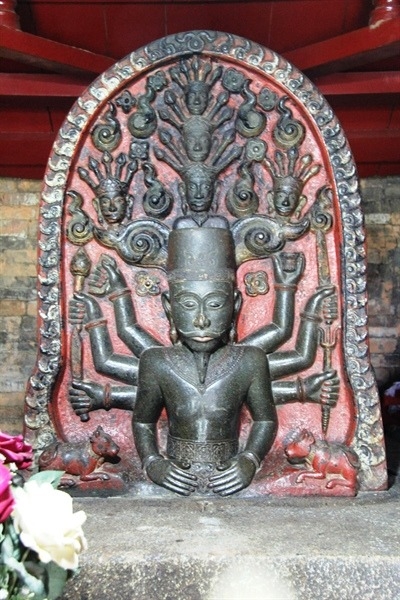 Tượng thờ Vua Pô Klong Garai