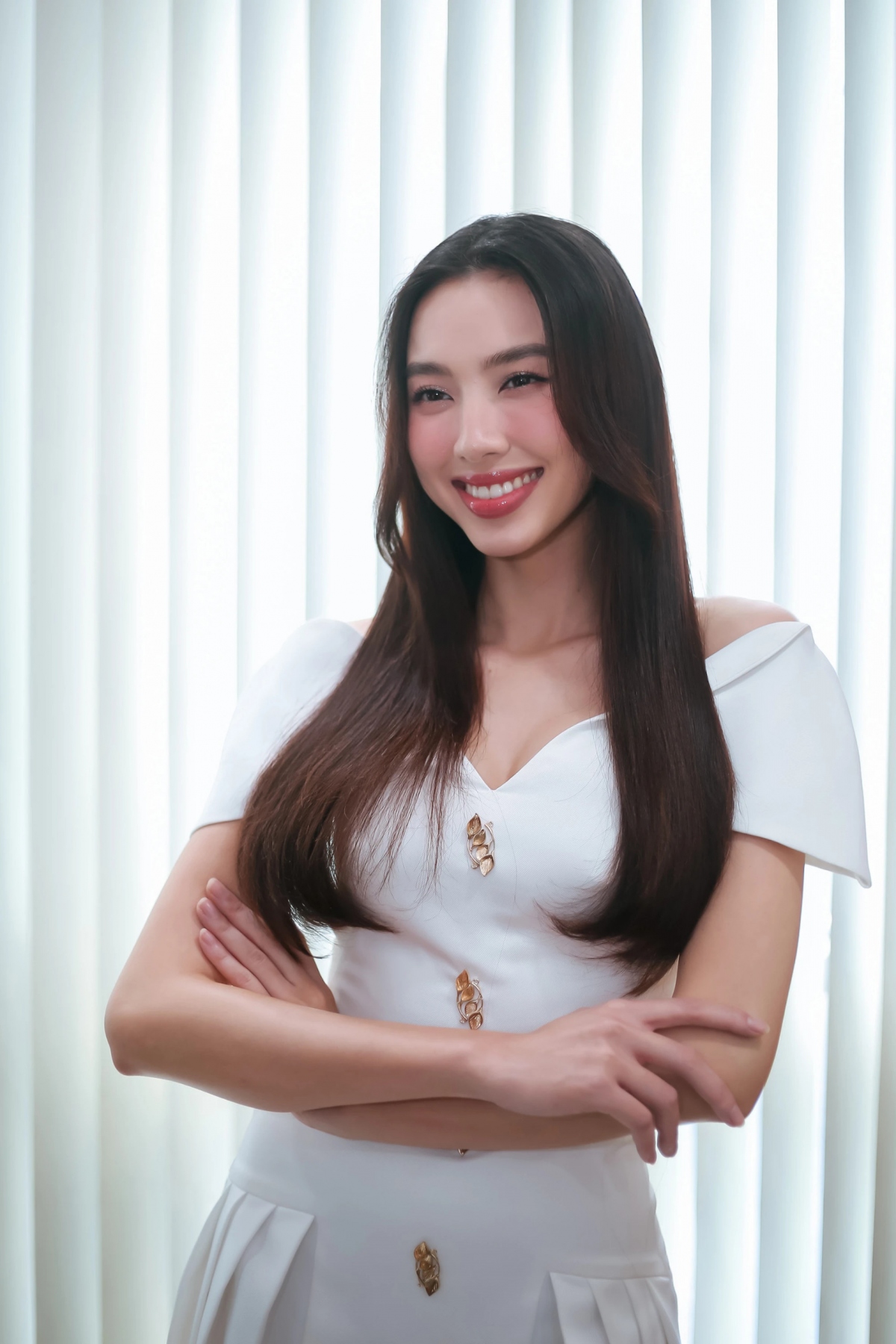 Thùy Tiên cho biết cô cảm thấy sợ mỗi khi đọc được những tin đồn về thu nhập của mình đồng thời khẳng định chưa bao giờ kiếm được những con số như thế. Hoa hậu Hòa bình Quốc tế 2021 thẳng thắn phủ nhận thông tin kiếm được 70 tỉ đồng hay 240 tỉ đồng sau khi giành được vương miện. Cô khẳng định: "Tôi xin đính chính những tin đồn đó là sai sự thật, từ đó đến giờ tất cả những tin đồn về thu nhập của tôi đều không đúng. Tôi không lên tiếng vì dù tôi có nói gì thì mọi người cũng cho rằng tôi nói xạo nhưng thật sự thu nhập của tôi không đến con số như thế, chắc chắn làm sao mình làm được con số đó. Lần gần nhất khi tôi thấy bài viết nói về tin đồn thu nhập của mình, tôi đã thấy sợ rồi và bình luận thẳng vào bài đó rằng "Mong được sống bình yên mỗi ngày" nhằm phủ nhận thông tin trên. Nhưng sau đó bài bị xóa và mọi người không biết tôi đã từng bình luận". (Nguồn: Thanh niên)