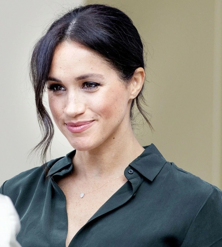 Meghan Markle tự hào có bằng cử nhân về cả sân khấu và nghiên cứu quốc tế, nêu bật những mục tiêu học tập đa dạng của cô. Ngoài vai trò nổi bật trong mắt công chúng, trình độ học vấn của cô còn nhấn mạnh niềm đam mê đối với cả nghệ thuật và các vấn đề toàn cầu. 
