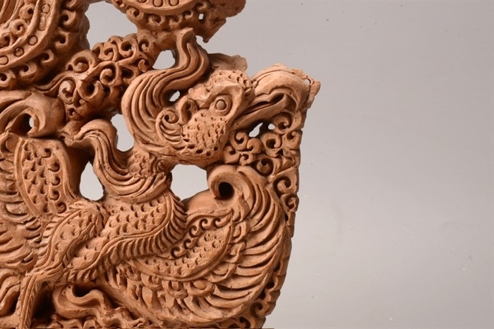 Cận cảnh Lá đề trang trí chim phượng đất nung thời Lý, niên đại thế kỷ XI tại Hoàng thành Thăng Long