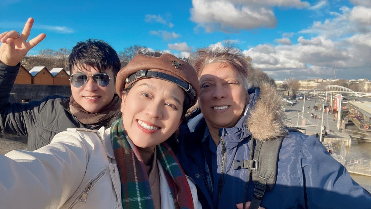 Hồng Phượng - cháu gái cố NSƯT Vũ Linh khoe ảnh mới trên đường phố Paris. Được biết nữ ca sĩ đang có chuyến lưu diễn tại đất nước này đầu năm mới. Có thể thấy sau nhiều ồn ào chuyện gia đình, Hồng Phượng đã dần lấy lại tinh thần để tập trung cho nghệ thuật. (Theo: VTC News)
