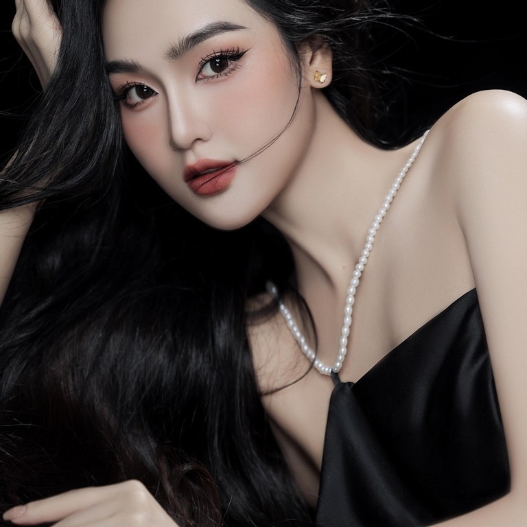Ngoài đời Cù Thị Trà là một người mẫu ảnh.