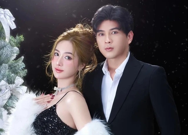 Hồ Quang Hiếu sinh năm 1983, được khán giả yêu mến qua nhiều ca khúc như Chỉ cần em hạnh phúc, Không cảm xúc, Con bướm xuân, Nơi ấy con tìm về… Không chỉ thành công ở nghệ thuật, Hồ Quang Hiếu còn có tổ ấm hạnh phúc bên người mẫu Tuệ Như, kém anh 17 tuổi. Sau khi lấy vợ, nam ca sĩ mạnh dạn bước chân vào con đường sản xuất và kinh doanh mỹ phẩm. Anh chia sẻ muốn hai vợ chồng đồng hành từ cuộc sống đến công việc. (Theo: Thanh Niên)