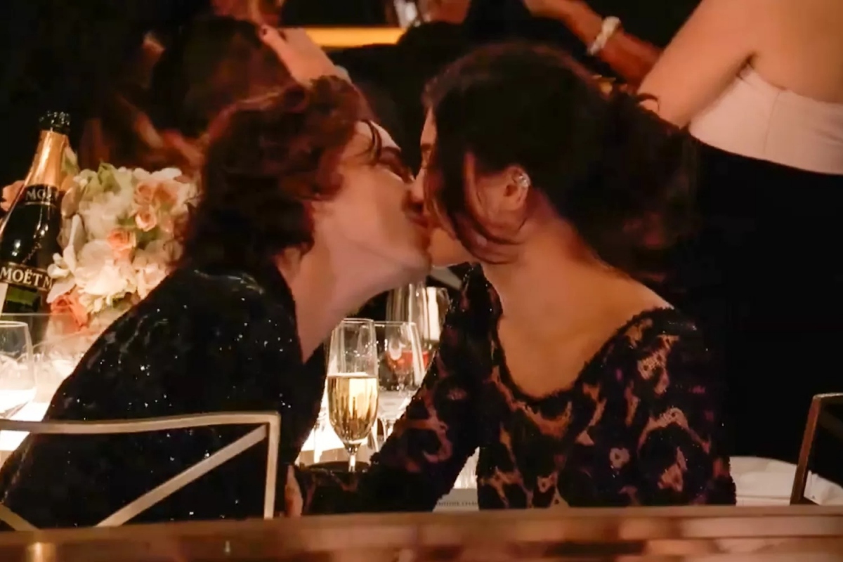 "Mỹ nam đẹp nhất thế giới" 2023 Timothée Chalamet và bạn gái ​​​Kylie Jenner đã có một khoảnh khắc đẹp, bằng nụ hôn trên hàng ghế Quả cầu Vàng 2024. Cả hai hôn nhau và say sưa trò chuyện, đánh dấu lần đầu công khai thể hiện tình yêu tại sự kiện của làng giải trí.