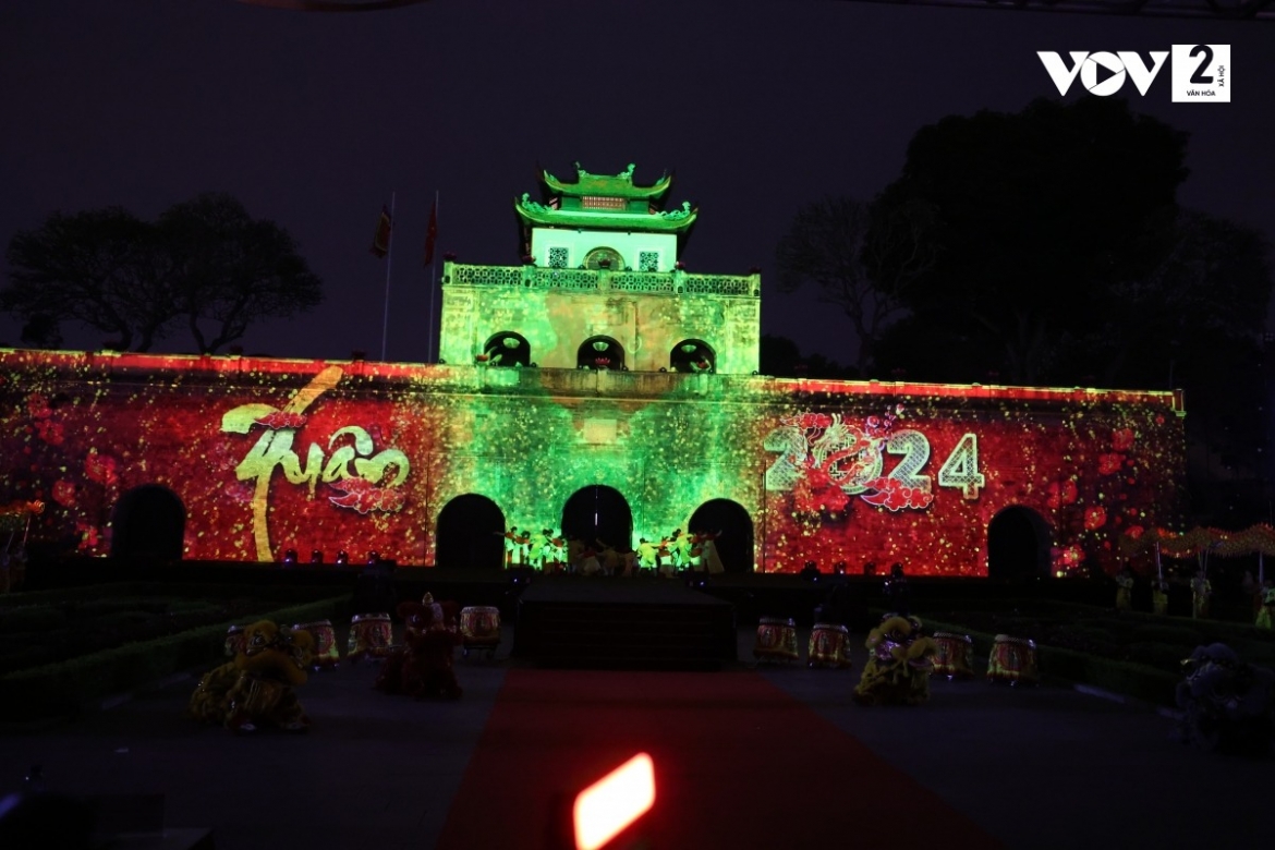 Chương trình sử dụng công nghệ 3D mapping bao gồm 3 phần: Hào khí Thăng Long, Văn hóa ngàn năm, Việt Nam rạng ngời, được dàn dựng công phu với nhiều tiết mục đặc sắc chào đón Xuân Giáp Thìn.
