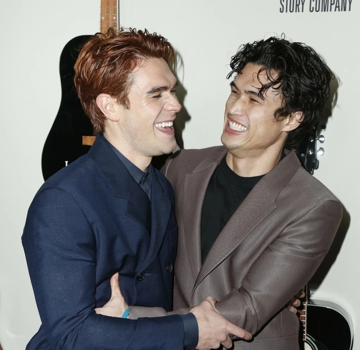 KJ Apa và Charles Melton: Mặc dù không phải là những nhân vật có mối quan hệ tốt trong bộ phim "Riverdale" nhưng tình bạn của hai nam diễn viên thực sự rất tốt. Họ thậm chí hợp nhau đến mức chuyển đến sống cùng nhau. Tại một sự kiện thảm đỏ, Apa nói: “Hiện tại chúng tôi đang sống cùng nhau. Thật tuyệt vời".