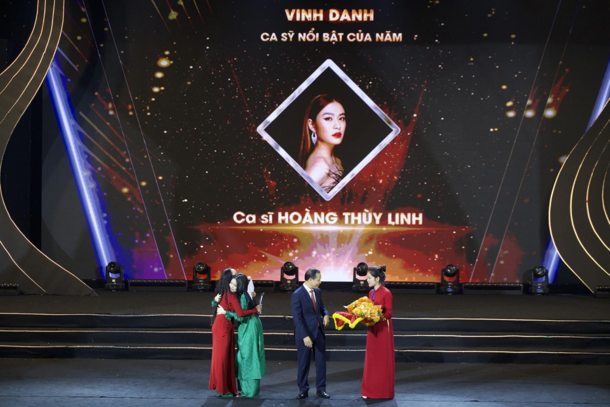 Hoàng Thùy Linh được vinh danh Ca sĩ nổi bật của năm