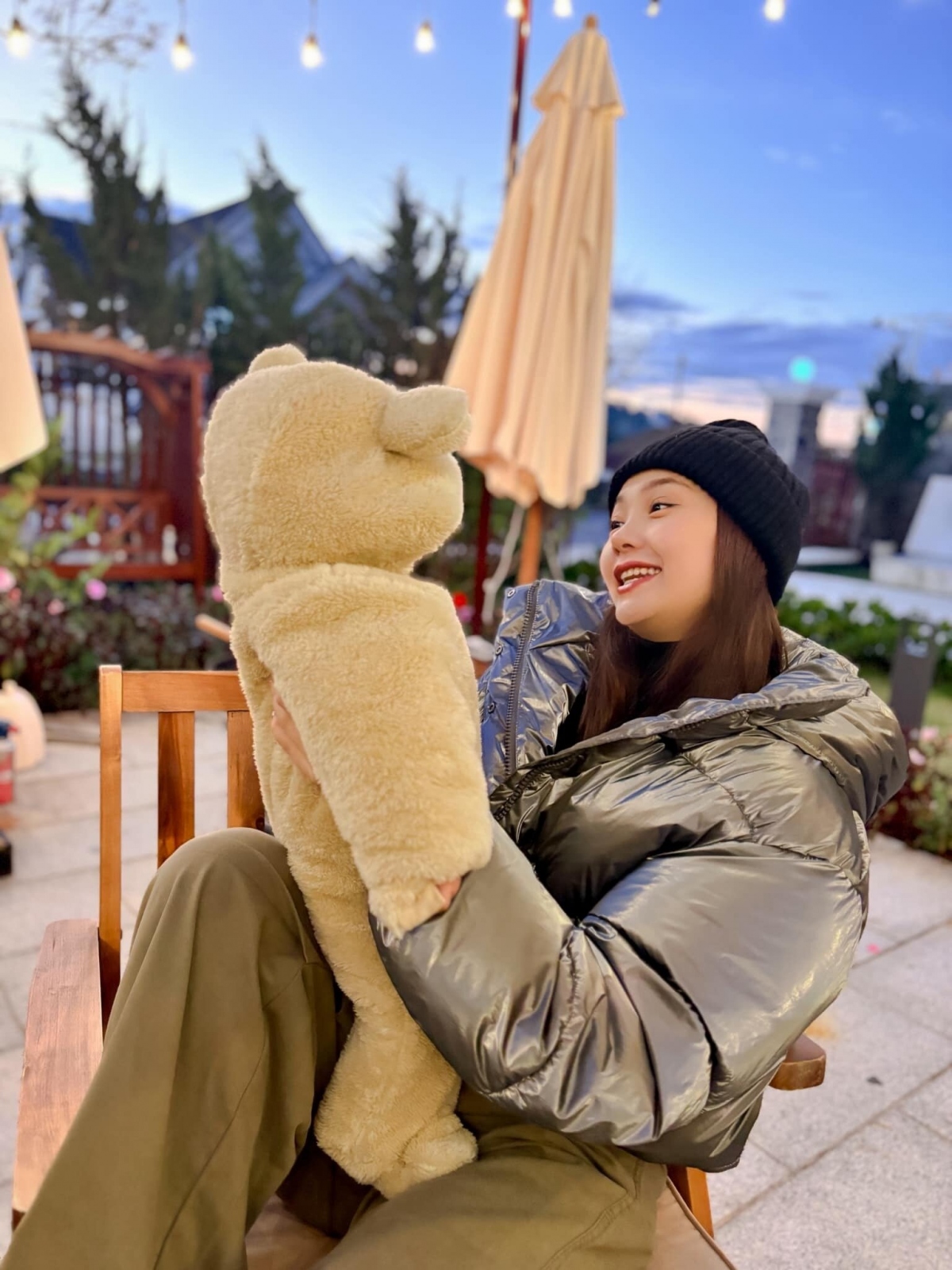 Nhân dịp năm mới, Minh Hằng hạnh phúc chia sẻ về việc được làm mẹ trong năm vừa qua. Cô viết: "Với câu hát “Năm qua ta đã làm được gì” đối với người thích làm việc như mẹ thì hơi bị trầm cảm, nhưng bù lại mẹ đã học được quá nhiều điều trên hành trình hoàn thành sứ mệnh to lớn khi có em Mỡ. Làm mẹ, mẹ trưởng thành hơn về cả thể chất và tinh thần. Mẹ học cách chịu trách nhiệm, học cách giải quyết vấn đề và học cách vượt qua những khó khăn, thử thách. Làm mẹ, mẹ học được cách hy sinh. Mẹ hy sinh thời gian, công sức, đến cả những sở thích cá nhân ước mơ và hoài bão. Nhưng không hề cảm thấy tiếc nuối, bởi vì mẹ hiểu tuổi thơ của con sẽ trôi qua rất nhanh thôi. Làm mẹ, mẹ học được cách yêu thương vô điều kiện, không có giới hạn". (Theo: VTC News)