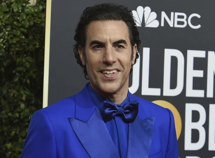 Sacha Baron Cohen, một nghệ sĩ giải trí thành đạt có bằng tốt nghiệp lịch sử của Đại học Cambridge danh tiếng. Việc tốt nghiệp từ một cơ sở giáo dục danh giá như vậy nói lên năng lực và trí tuệ đáng ngưỡng mộ của Sacha Baron Cohen. 