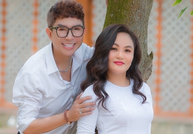 Long Nhật thừa nhận hôn nhân của anh và bà xã hoa khôi bị thêu dệt đủ điều, nhiều người còn chờ đợi ngày họ ly dị. May mắn, vợ luôn biết hy sinh, thay nam ca sĩ chu toàn gia đình khiến anh rất biết ơn. (Theo: Thanh Niên)