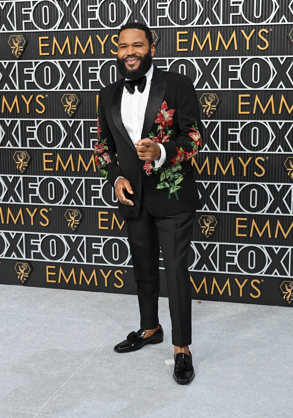 Người dẫn chương trình Emmy, Anthony Anderson bảnh bao trong bộ tuxedo với thiết kế hoa huệ đính cườm.