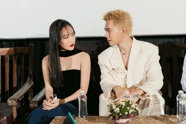 Đóng chung với Anh Tú trong "Gặp lại chị bầu", Diệu Nhi chia sẻ cô xem chồng là đồng nghiệp, cùng góp ý, học hỏi nhau để hoàn thành vai diễn tốt nhất. Nữ diễn viên nói khi ra ngoài làm việc, họ "hồn ai nấy giữ". (Theo: Thanh Niên)