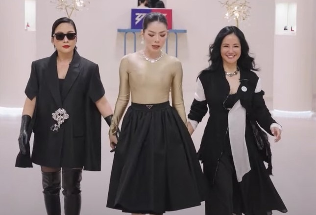 Trước ví von show Đạp gió giống chiếc kẹo đẹp nhưng mở ra toàn giấy, không như mơ ước của Lệ Quyên, nhà sản xuất nhận lỗi khi không cảnh báo trước chương trình khốc liệt. Nghệ sĩ phải đối mặt thử thách, đạp gió rẽ sóng chứ không đơn giản giao lưu, nhảy múa nhẹ nhàng. (Theo: Tiền Phong)