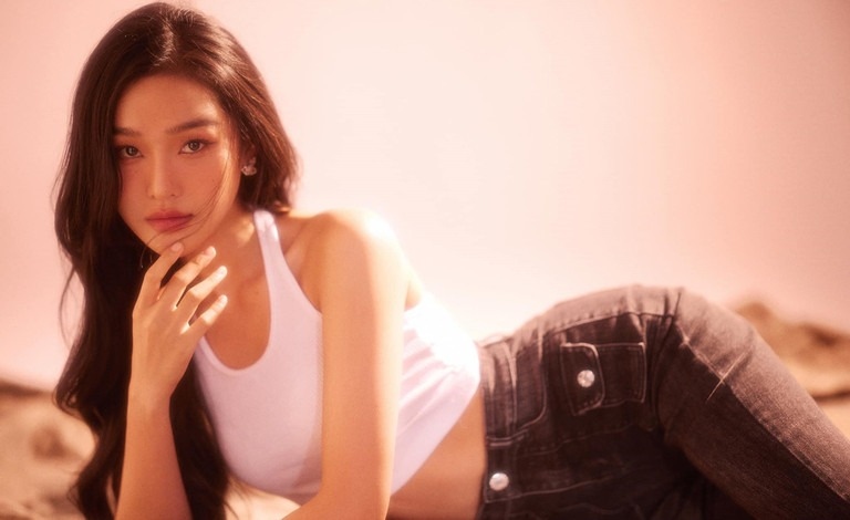 Nữ diễn viên sinh năm 1999 ngoài đời thực.