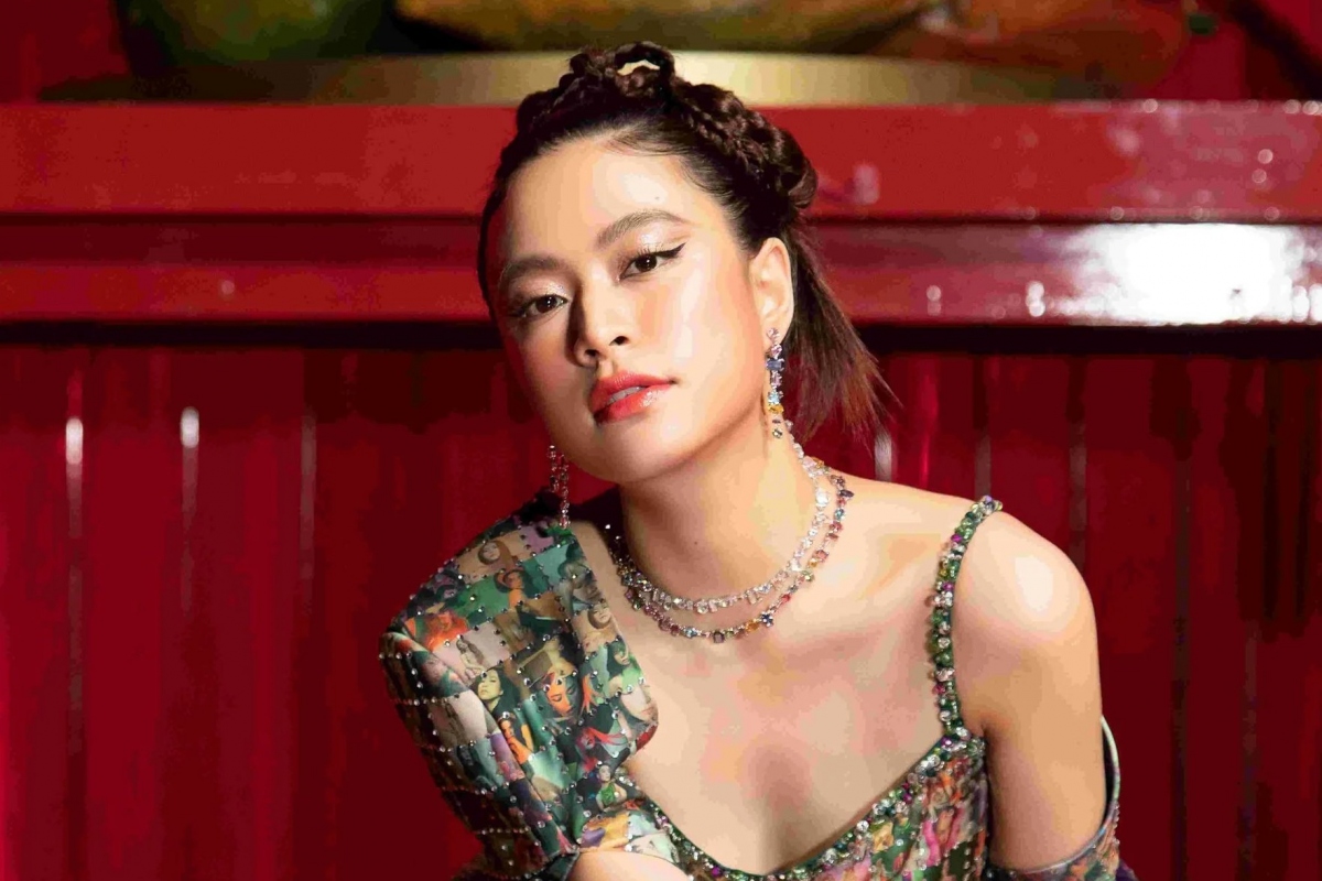 Gần đây, Hoàng Thùy Linh lại là cái tên gây ồn ào khi nhận giải Ca sĩ nổi bật của năm tại chương trình Vinh danh các gương mặt nghệ sĩ tiêu biểu năm 2023 (do Bộ Văn hóa - Thể thao và Du lịch chủ trì, giao Cục Nghệ thuật biểu diễn tổ chức). Tuy nhiên, kết quả lại không được khán giả đồng tình. Phần lớn ý kiến đánh giá Hoàng Thùy Linh chưa đủ thực lực, cũng không có nhiều sản phẩm hay đóng góp quá nổi bật trong năm 2023. Việc cô vượt các đàn anh, đàn chị như Mỹ Tâm, Hà Anh Tuấn, Tùng Dương… để được vinh danh là dấu hỏi lớn đối với nhiều người. (Theo: Tiền Phong)