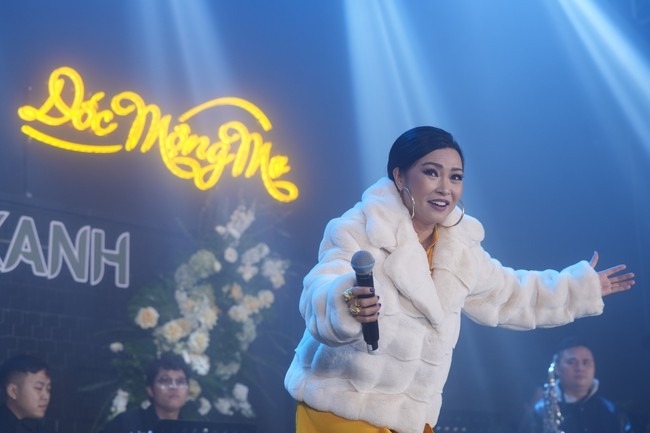 "Nếu lấy chồng tôi sẽ không thể làm nghệ thuật hay được. Ngày xưa tôi suýt lên xe hoa, xong gần 40 tuổi tôi mới nói với người ta rằng: "Thầy nói trước 40 tuổi không lấy chồng được đâu". Xong người đó ép tôi làm hôn thú năm 39 tuổi, cuối cùng toang ngay 40. Số đã định. Tôi là nghệ sĩ chứ không làm vợ được", Phương Thanh chia sẻ. (Theo: Dân Trí)