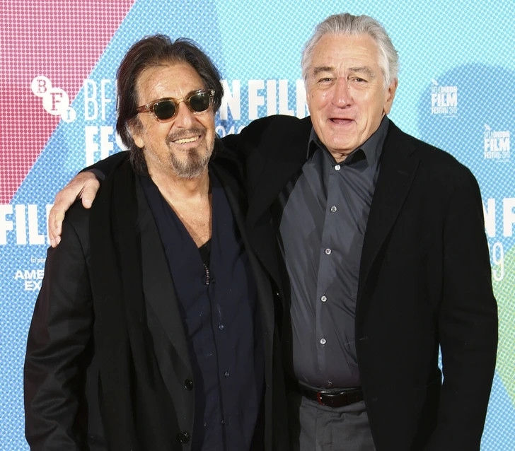 Robert De Niro và Al Pacino: Tình bạn của hai nam diễn viên đã kéo dài hơn 50 năm. Đó đúng là tình bạn vô giá và hiếm hoi trong lịch sử showbiz. Mặc dù là bạn bè nhưng họ lại đóng vai kẻ thù trong bộ phim "Body Heat". Về tình bạn bền chặt của họ, Al  Pacino nói: "Chúng tôi quen nhau từ rất sớm và chia sẻ mọi thứ cùng nhau".