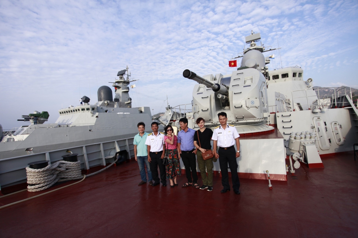 Tác nghiệp trên con tàu 012 Lý Thái Tổ (Cam Ranh - Khánh Hòa)
