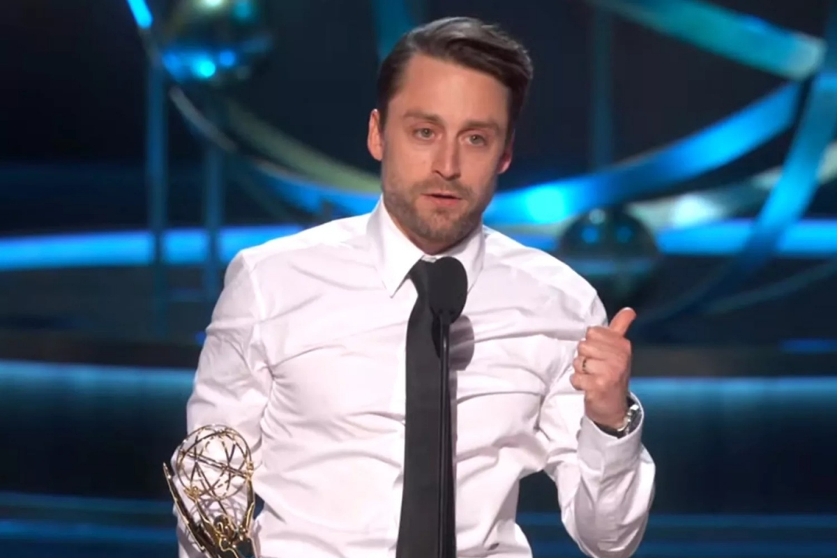 Culkin đã giành được giải Emmy đầu tiên ở hạng mục Nam diễn viên chính kịch xuất sắc nhất cho mùa cuối cùng của "Succession" khi vào vai Roman Roy. Nam diễn viên đã cởi bỏ áo vest khi bước lên sân khấu, rơi nước mắt khi cảm ơn bạn diễn, mẹ và quản lý. "Và tất nhiên, người vợ xinh đẹp của tôi, Jazz",  Culkin nói. "Cảm ơn bạn đã chia sẻ cuộc sống của bạn với tôi và sinh cho tôi hai đứa con tuyệt vời, Kinsey Sioux và Wilder Wolf. Tôi yêu bạn rất nhiều và rất nhiều".