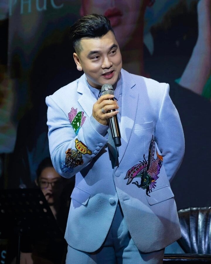 Nam ca sĩ Ưng Hoàng Phúc chia sẻ ảnh chụp màn hình với nội dung là bình luận của một khán giả khuyên anh nên nghỉ hát. Điều đáng nói là bình luận này dùng lời lẽ rất thô tục, không chỉ miệt thị nam ca sĩ "mất chất giọng trong, hát khàn đục ngang như cua" còn mỉa mai anh "thân hình nặng nề, mặt phình to, vũ điệu chẳng giống ai"... (Theo: VTC News)