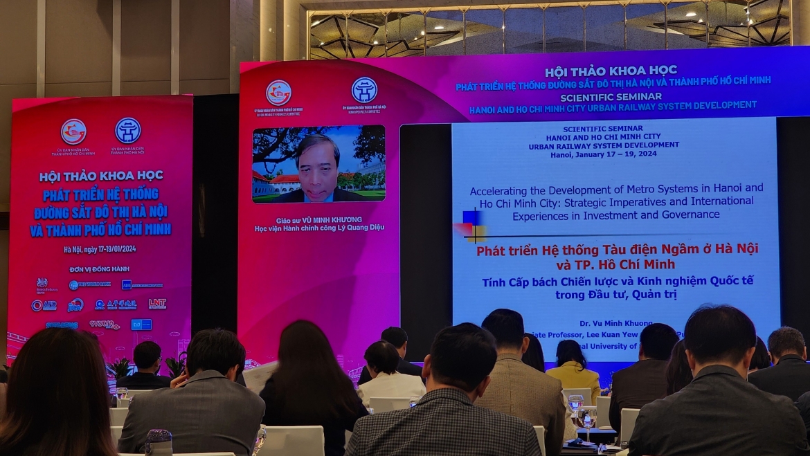 TS Vũ Minh Khương, giảng viên Trường Chính sách công Lý Quang Diệu (Singapore) phát biểu tham luận tại Hội nghị.