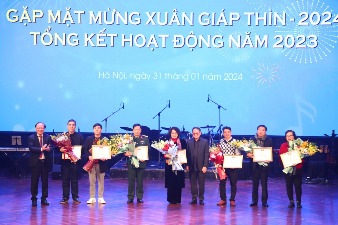 Các tác giả nhận Giải thưởng âm nhạc của Hội Nhạc sĩ Việt Nam. Ảnh: Đình Trung.