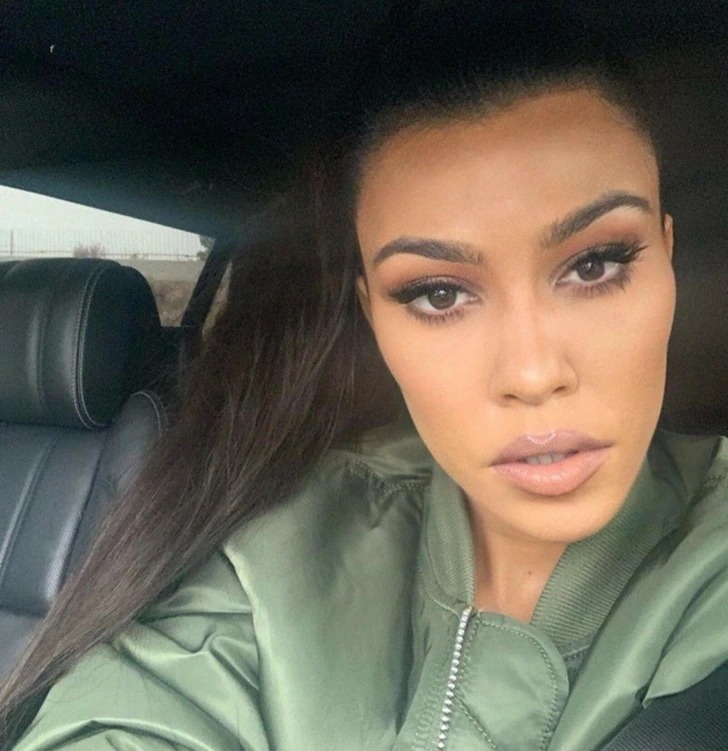 Kourtney Kardashian cũng có nhiều thứ hơn là truyền hình thực tế. Với bằng cử nhân nghệ thuật sân khấu, cô cũng có tiềm năng tỏa sáng trên màn ảnh rộng. Ngoài sự hào nhoáng và quyến rũ, việc học về nghệ thuật sân khấu của Kourtney có thể là tấm vé giúp cô đạt được danh tiếng hoàn toàn mới, chứng tỏ tài năng của cô có chiều sâu hơn những gì bạn thấy.