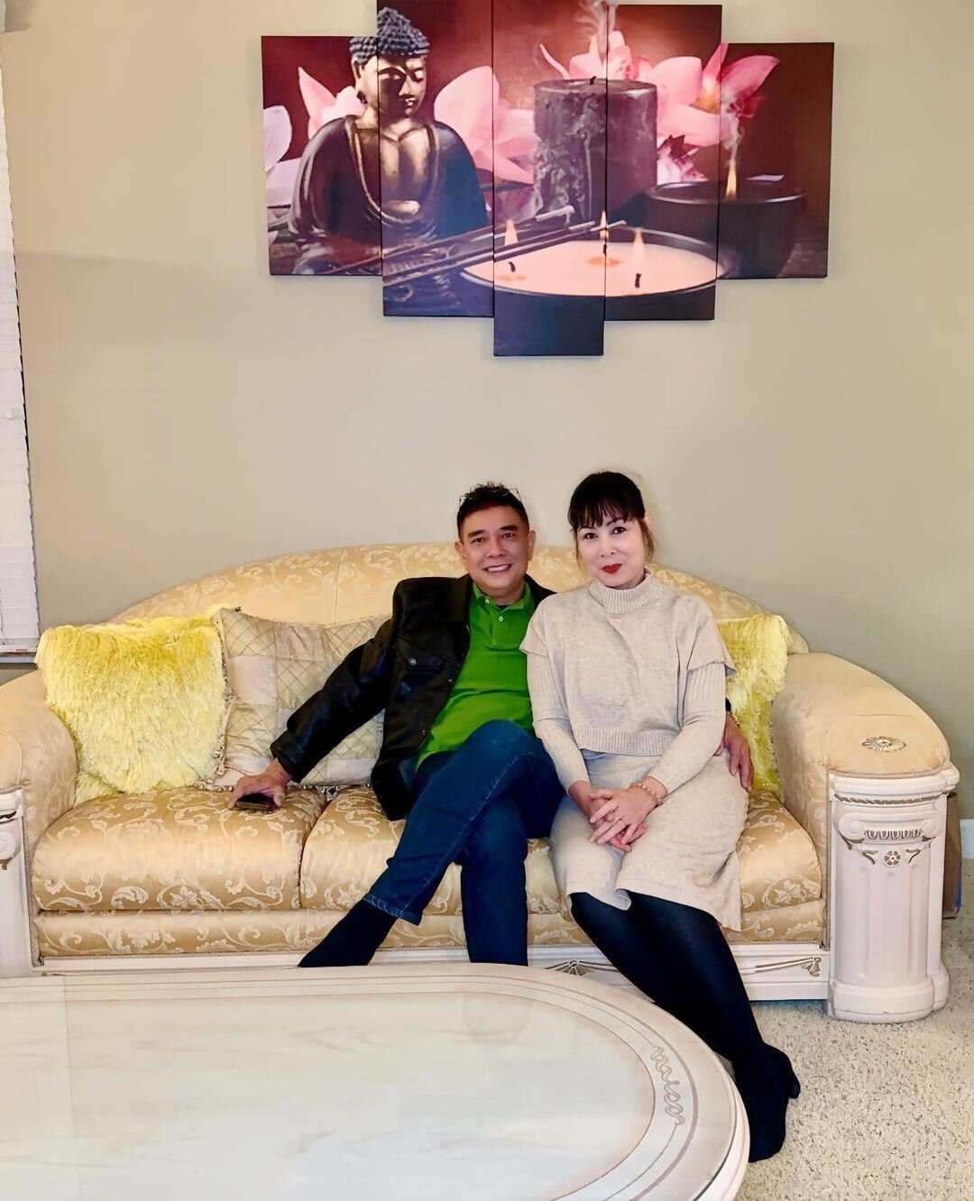 NSND Hồng Vân đăng tải bài viết mừng kỷ niệm ngày cưới với diễn viên Lê Tuấn Anh. Chia sẻ khoảnh khắc hai vợ chồng vui vẻ, cô dí dỏm gọi ông xã là "anh đẹp trai". "Vậy là mình đã được dựa dẫm anh ấy danh chính ngôn thuận 24 năm tròn, cộng thêm 10 năm hẹn hò nữa. Chèn ơi anh đẹp trai ơi, mình bên nhau hơn ba thập kỷ rồi đó. Sẽ là nắm tay nhau thật chặt anh nhé", cô viết. (Theo: VTC News)