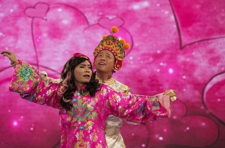 Táo quân 2015 gây chú ý khi ca sĩ Tuấn Hưng xuất hiện với vai diễn Thiên Lôi. Tạo hình của Tuấn Hưng là một Thiên Lôi điển trai, nam tính và có giọng hát mê hoặc. Anh được diện trang phục võ tướng màu trắng, khác biệt hoàn toàn so với những phiên bản Thiên Lôi hàng năm. Nhờ vẻ điển trai nên "Thiên Lôi" Tuấn Hưng đã giành được tình cảm của cô Đẩu.