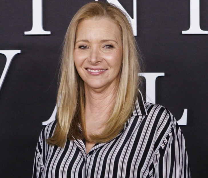 Vai diễn mang tính biểu tượng của Lisa Kudrow về Phoebe trong "Friends" có thể là điều đầu tiên bạn nghĩ đến khi nhắc đến nữ diễn viên. Nhưng câu chuyện của cô ấy còn nhiều điều hơn thế. Ở ngoài đời, cô ấy có bằng cử nhân khoa học về tâm sinh học. Ngoài những tiếng cười, cô ấy còn say mê nghiên cứu khoa học về tâm trí. Đó là minh chứng cho sự linh hoạt của cô ấy trong diễn xuất, tăng thêm phần hấp dẫn cho sự nghiệp đầy ấn tượng của cô.