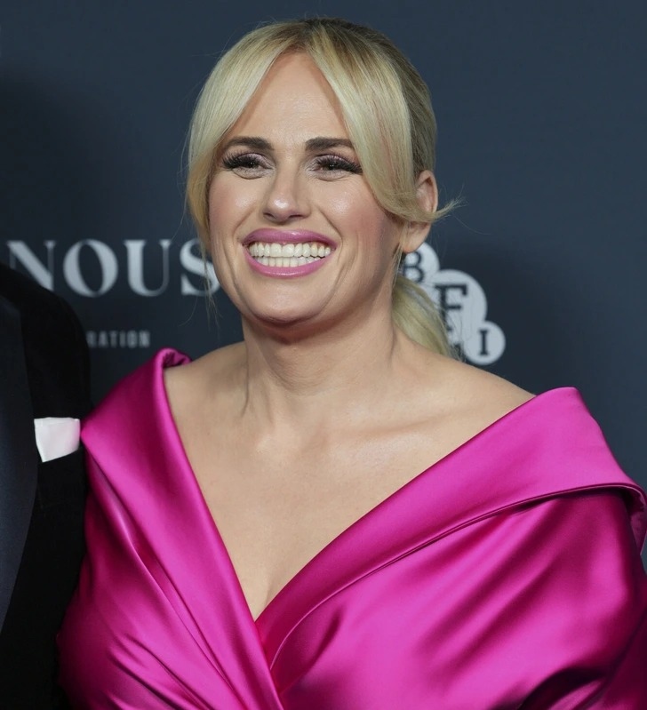 Những pha hài hước của Rebel Wilson rất nổi tiếng, nhưng cô ấy còn có nhiều điều hơn là chỉ hài hước. Rebel Wilson có bằng cử nhân nghệ thuật và bằng cử nhân luật. Thành tích học tập xuất sắc kết hợp hoàn hảo với tài năng hài kịch đã giúp cô trở thành một nghệ sĩ giải trí có tầm ảnh hưởng lớn.