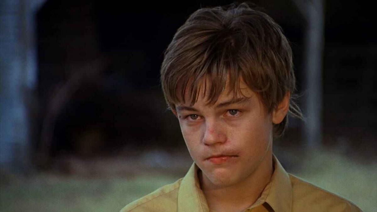 Khi còn rất trẻ, Leonardo DiCaprio từng đóng vai Arnie Grape, em trai khuyết tật của Gilbert Grape do Johnny Depp thủ vai trong phim What's Eat Gilbert Grape (1993). Với vai diễn này, DiCaprio đã được trao đề cử Nam diễn viên phụ xuất sắc nhất. Tuy nhiên, anh đã thua Tommy Lee Jones trong phim The Fugitive. 