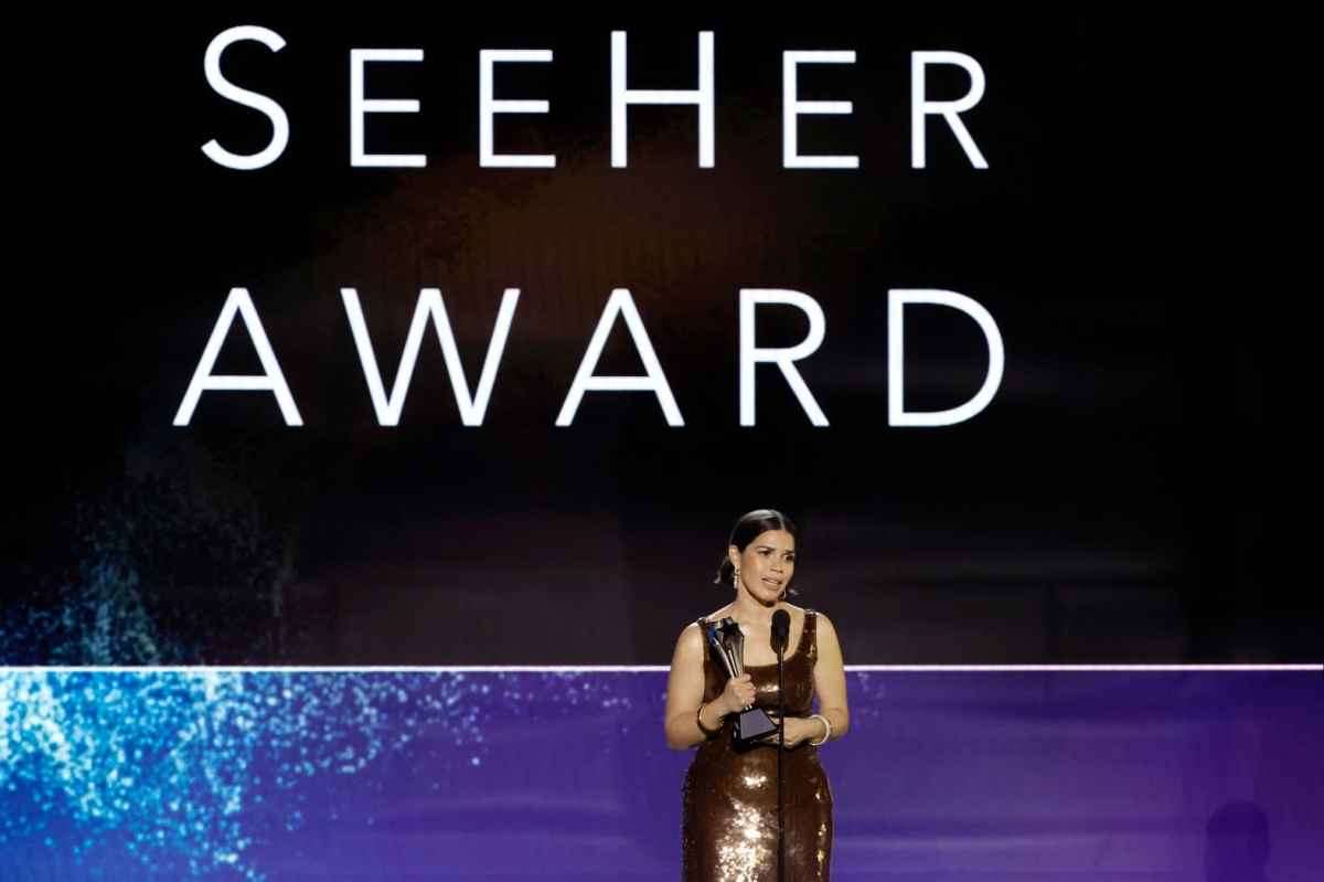 America Ferrera nhận giải SeeHer - nhằm vinh danh những nữ diễn viên ủng hộ bình đẳng giới, có màn trình diễn đột phá trên màn ảnh.