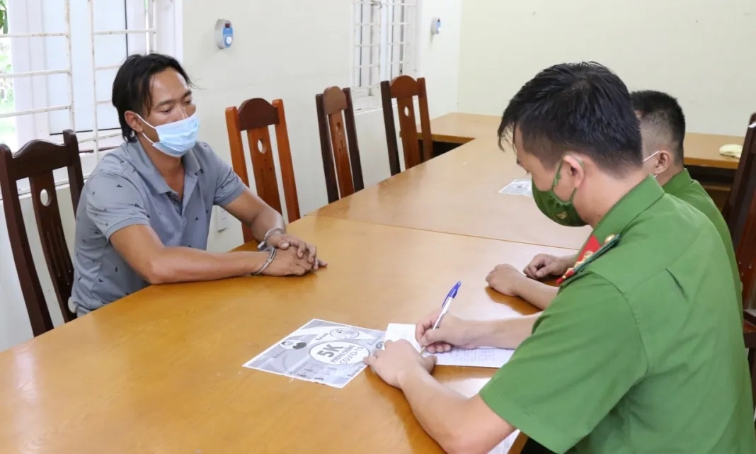 Cơ quan chức năng lấy lời khai Phan Sinh Thành trong vụ việc vụ án cố ý gây thương tích và cưỡng đoạt tài sản xảy ra ngày 11/8/2021