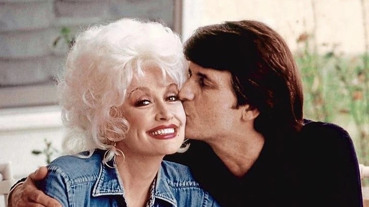 Dolly Parton (trái) cưới doanh nhân Carl Thomas Dean năm 1966, không có con chung.