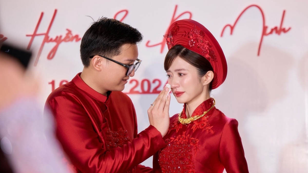 Chú rể Duy Minh liên tục lau nước mắt cho vợ. Ngọc Huyền từng nói bạn đời là người đơn giản, chân thành, thấu hiểu cho công việc của cô.