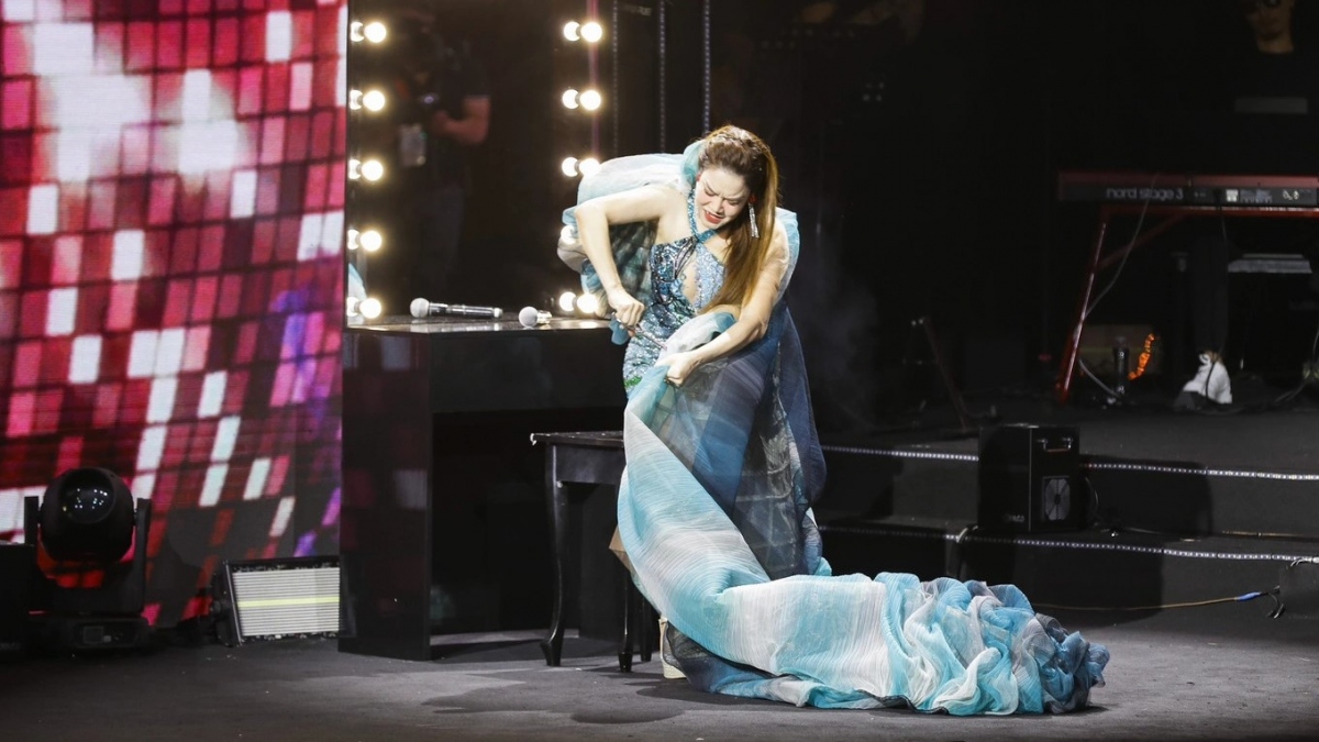 Mở màn chương trình là phần thể hiện của "chị đẹp" Thu Phương, với tiết mục Dưới ánh đèn sân khấu - Đại minh tinh. Sở hữu giọng hát nội lực, nhiều cảm xúc, Thu Phương khiến cả khán phòng đắm chìm trong tiết mục của cô. Đáng chú ý, trong phần biểu diễn của mình, ca sĩ Thu Phương bất ngờ dùng kéo cắt đi phần tà của chiếc váy dạ hội đang mặc, khiến khán giả từ bất ngờ đến vỡ òa. Màn trình diễn đầy ấn tượng của Thu Phương khiến khán giả vỗ tay, hô tên cô liên tục. (Nguồn: Dân trí)