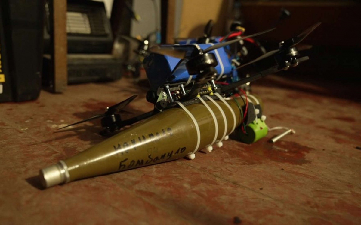 UAV FPV giá rẻ của Ukraine có gắn thiết bị nổ ở bên dưới. Ảnh: BBC.